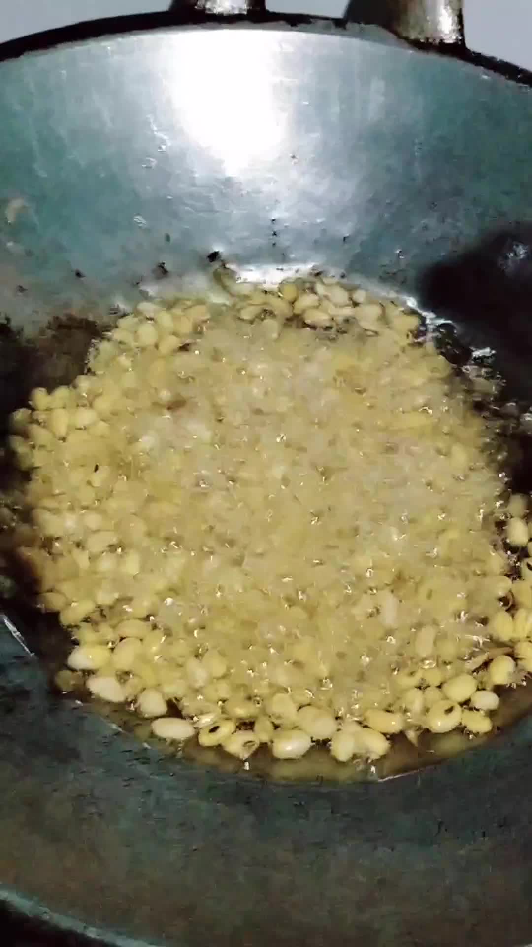 Foto langkah ke 3 dari resep Kacang Kedelai Goreng (rasa bawang).