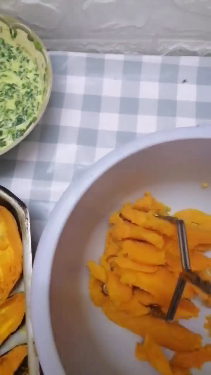 صورة لخطوة 7 من وصفة بطاطا حلوه بالسبانخ طعمها خرافي 🍠🌿