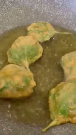 Gambar langkah 2 resipi 👩‍🍳Daun Bayam Goreng Pedas.