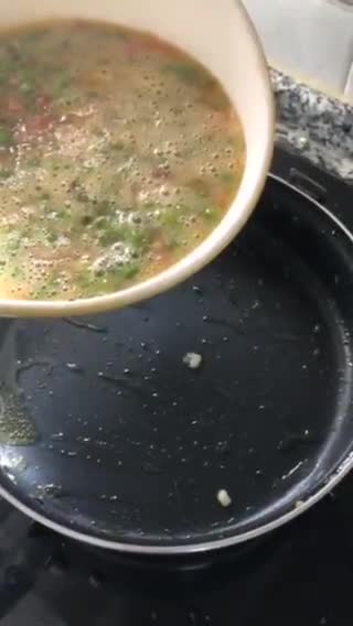 Foto del paso 6 de la receta: Tortilla de guisantes 🫛 con cebolla 🧅 y jamón
