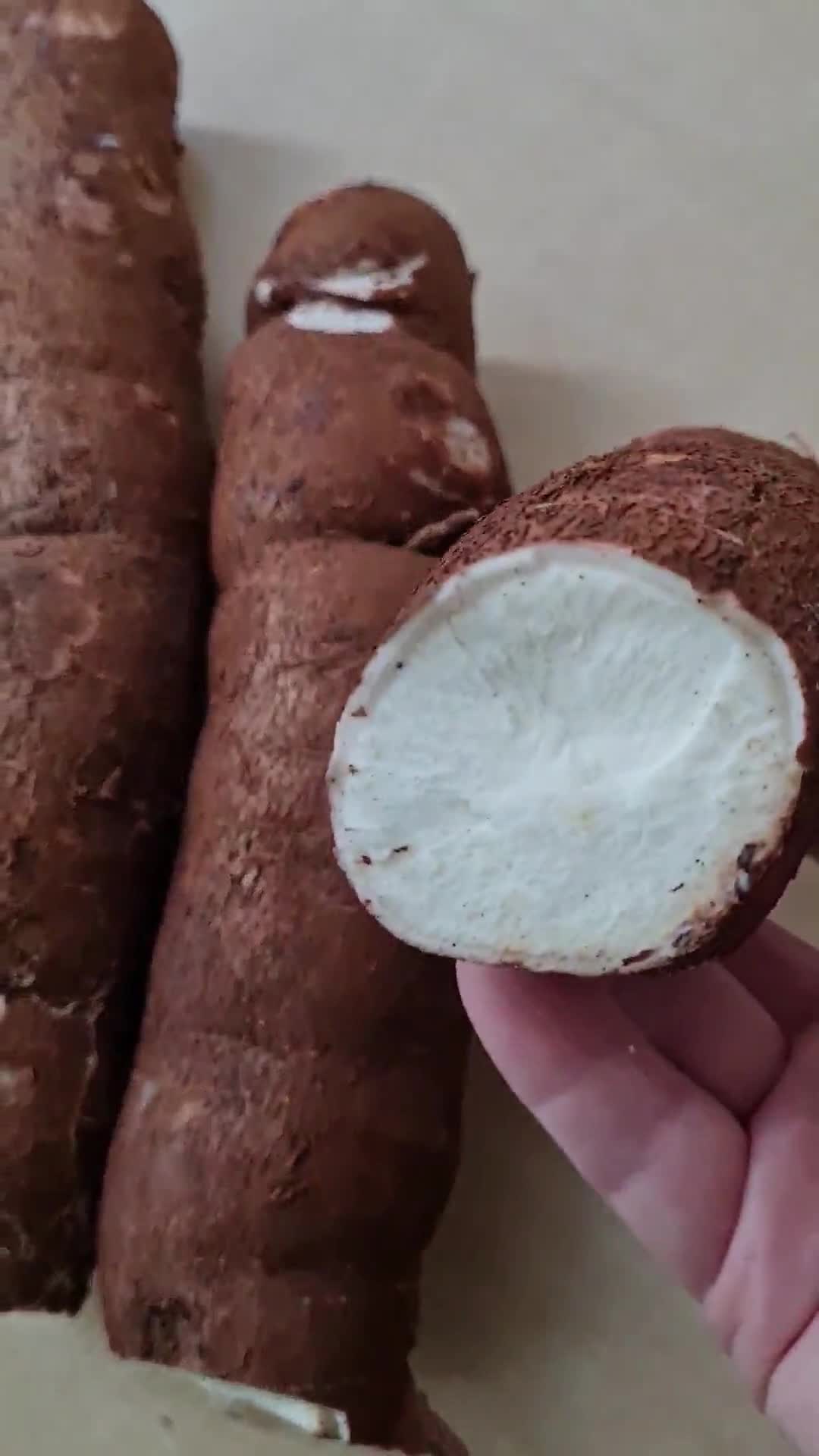 Foto del paso 1 de la receta: Buñuelos de yuca y queso 🧀 Buñuelos de mandioca sin féculas y sin harinas, ¡a pura mandioca fresca!
