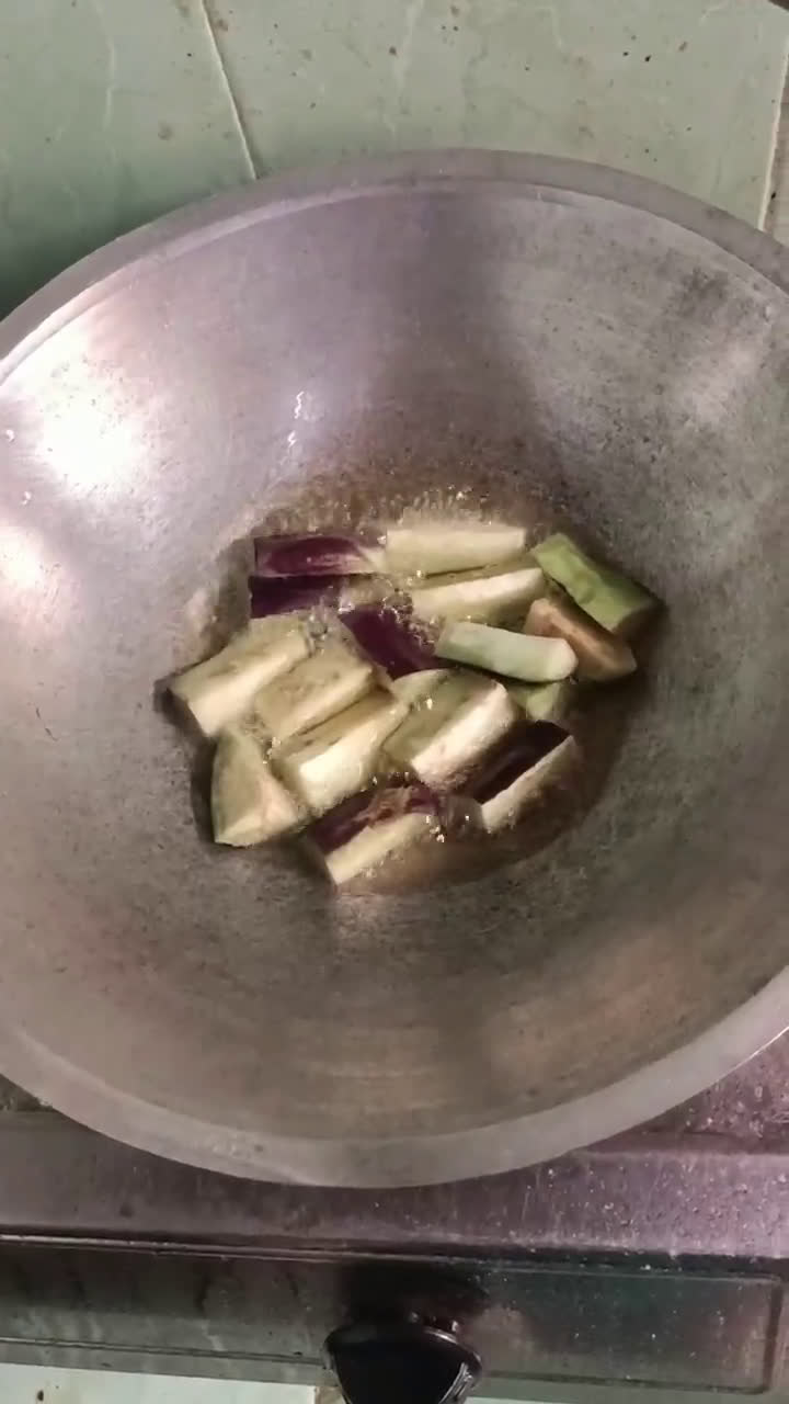 Foto langkah ke 2 dari resep Terong balado pedas manis.