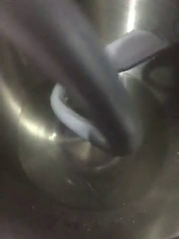 صورة لخطوة 1 من وصفة عجينة البيتزا مثل المحلات