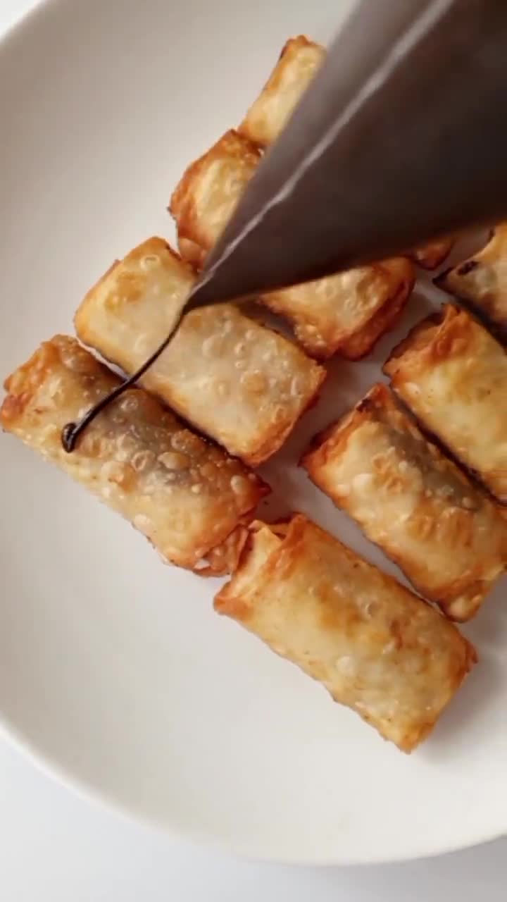 Foto langkah ke 3 dari resep Banana Choco Rolls.