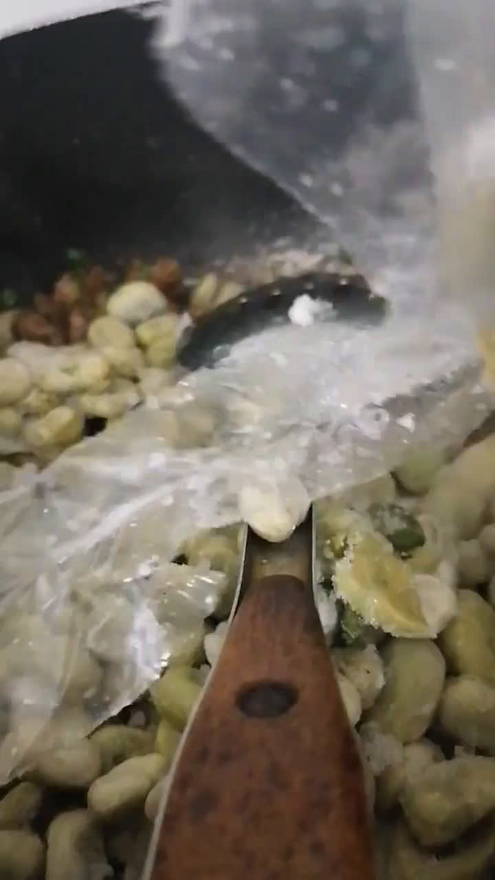 صورة لخطوة 3 من وصفة فولية بسبانخ وقطع لحم صغيرة