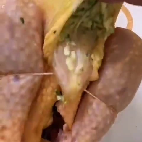Une image de l'étape 1 de Poulet rôti farci sous la peau aux herbes de provence.