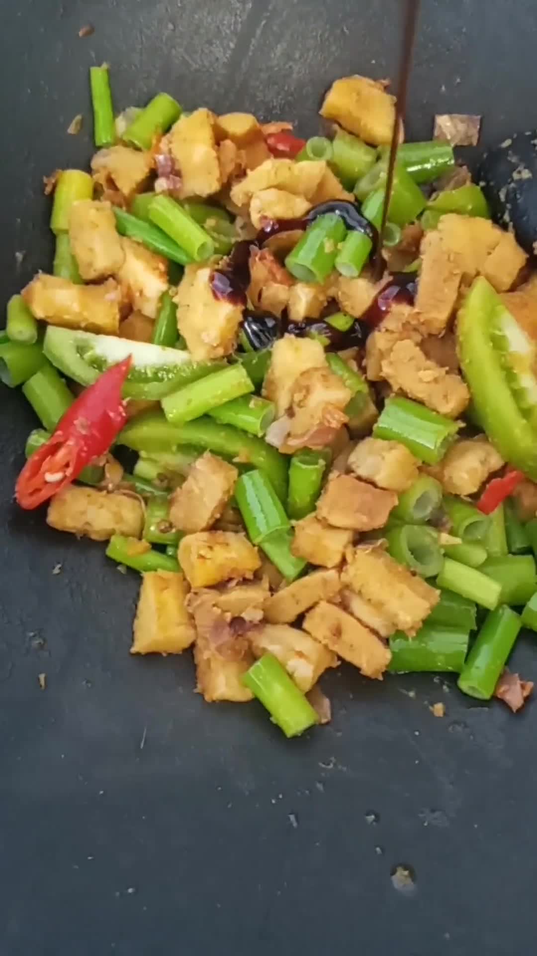 Foto langkah ke 4 dari resep Tumis Gembus Bunga Bawang.