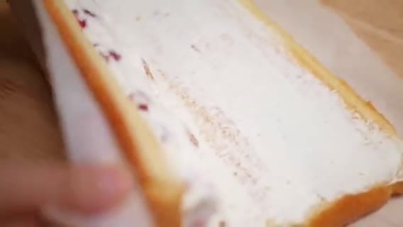 Foto langkah ke 8 dari resep Japanese Fruit Roll Cake / Bolu Gulung Isi Buah.