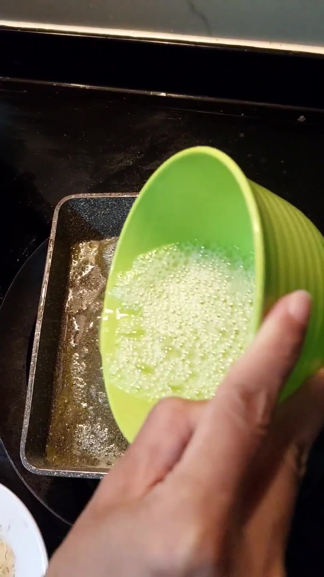 Foto langkah ke 2 dari resep Dadar Telur Gulung Isi Keju.