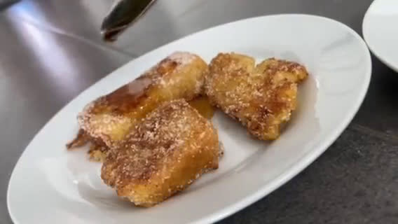 Foto del paso 6 de la receta: Torrijas con almíbar de miel sin lactosa