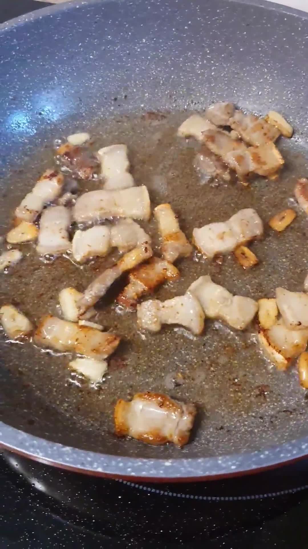 Foto del paso 1 de la receta: Fideos con panceta frita en salsa de cacahuete