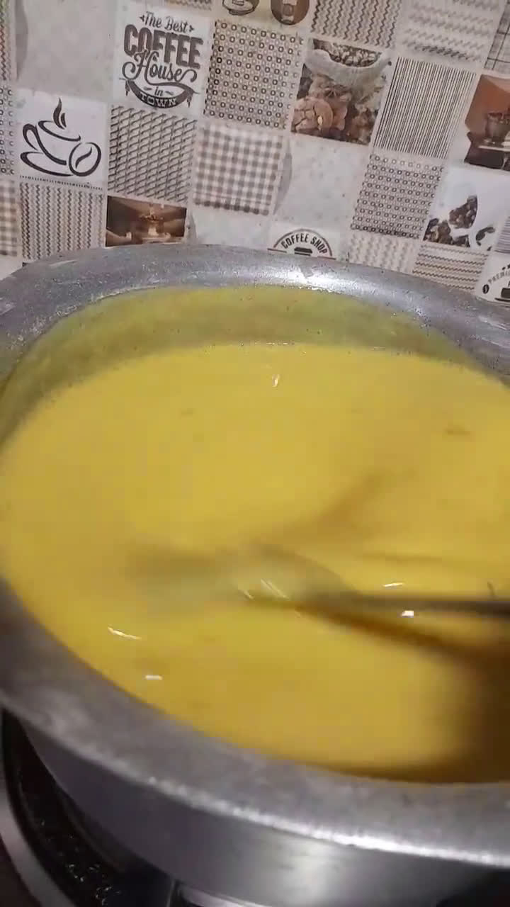 A picture of step 4 of Karhi pakora with curry leaves.