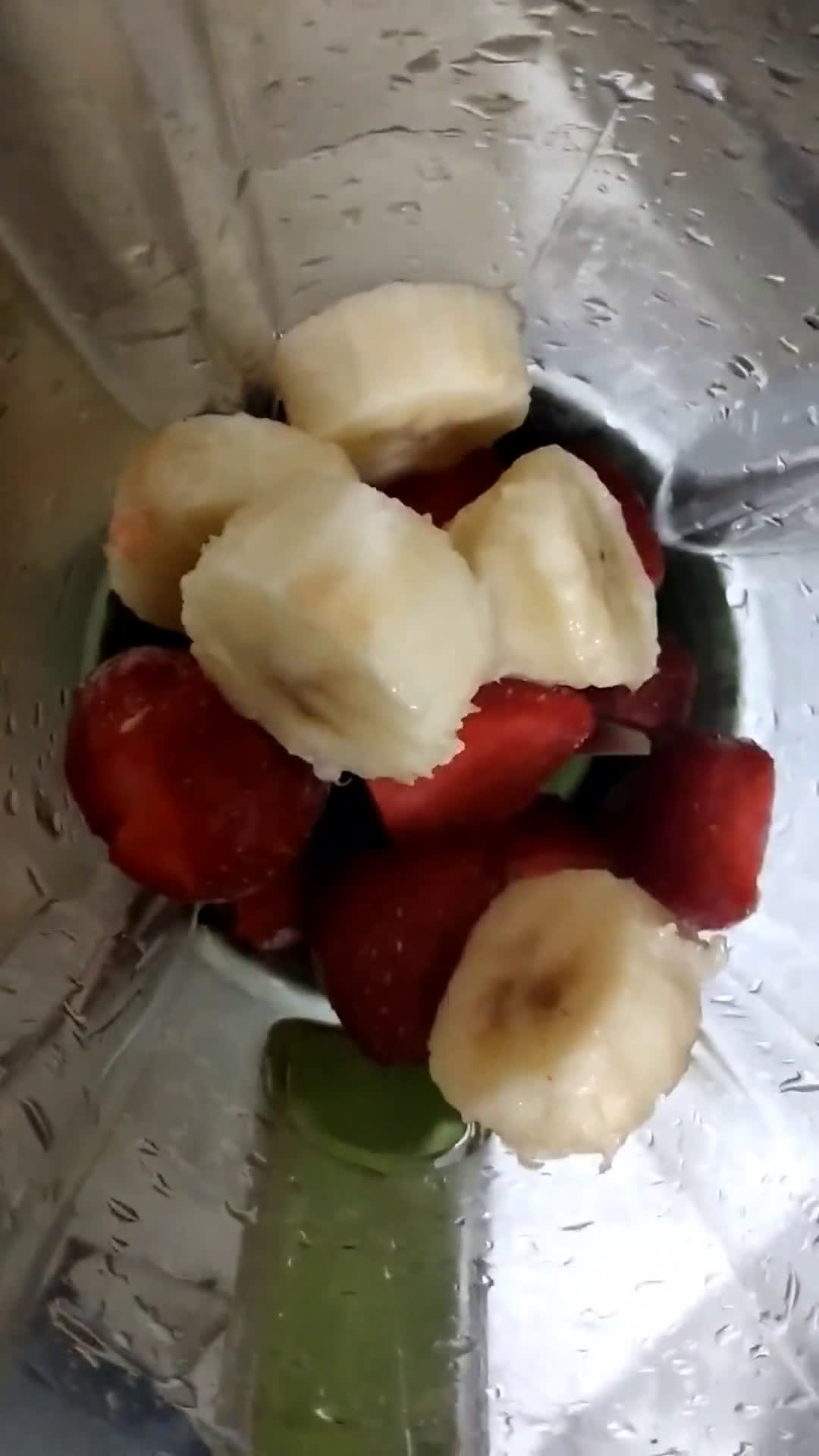 Foto langkah ke 2 dari resep Smoothies Strawberry Pisang.