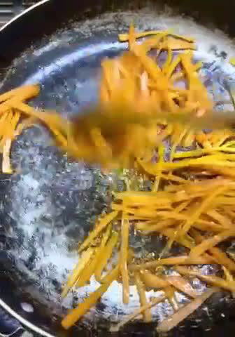 صورة لخطوة 1 من وصفة الارز الصيني بالخضار - اعادة تدوير الارز المطبوخ 🍚🇨🇳