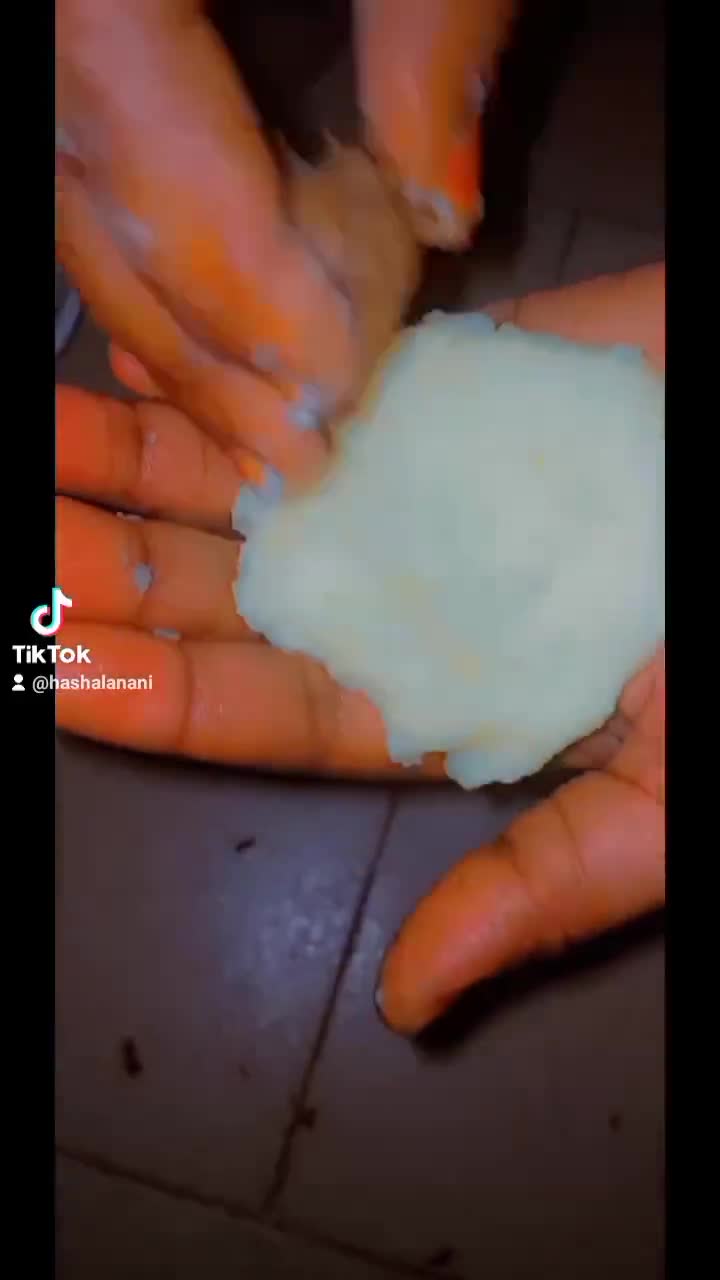 A picture of step 2 of CRISPY POTATO BALLS 😋😋😋.