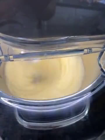 Fehér csokis mascarpone krémmel és eperrel töltött torta recept fázis 1 fotója