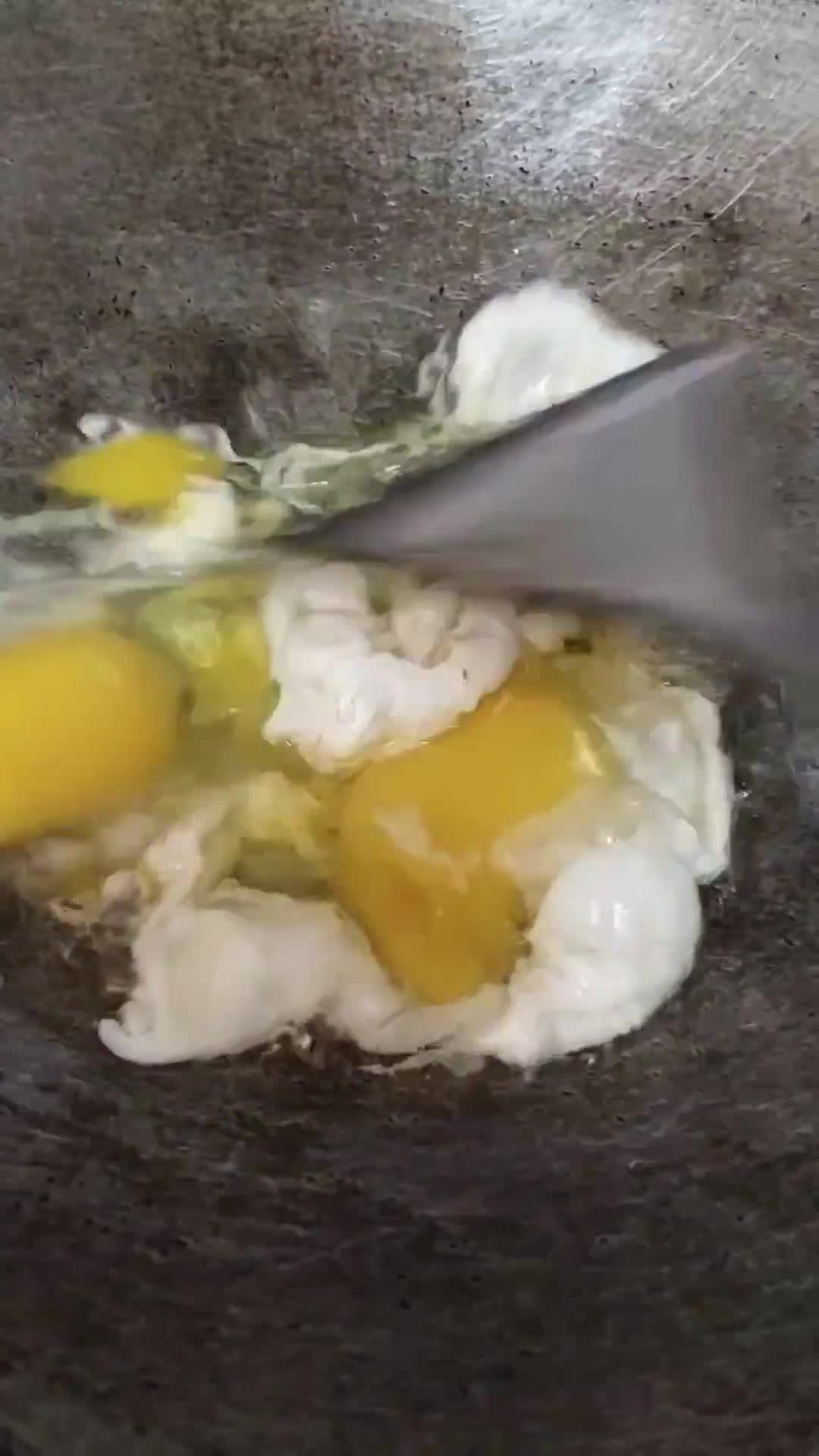 Gambar langkah 2 resipi Sosej telur masak sos.