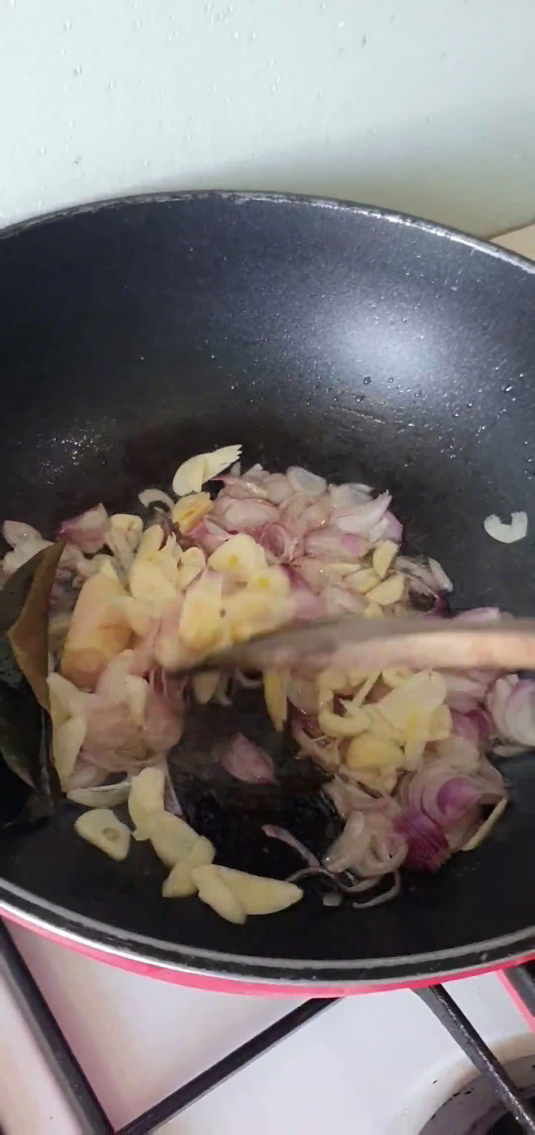 Foto langkah ke 2 dari resep Oseng Pindang Cabe Ijo.