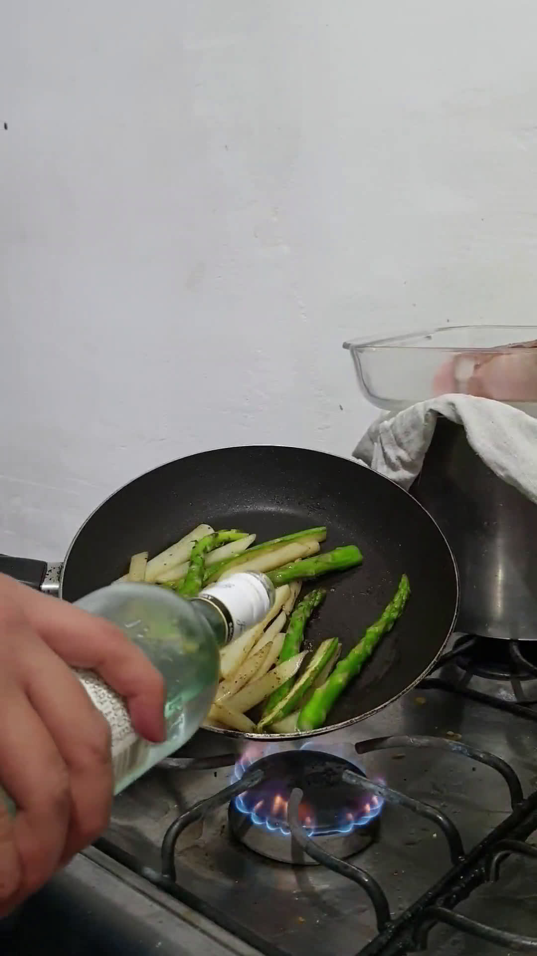Foto del paso 7 de la receta: Medallón de filete miñón y espárragos flameados con salsa holandesa
