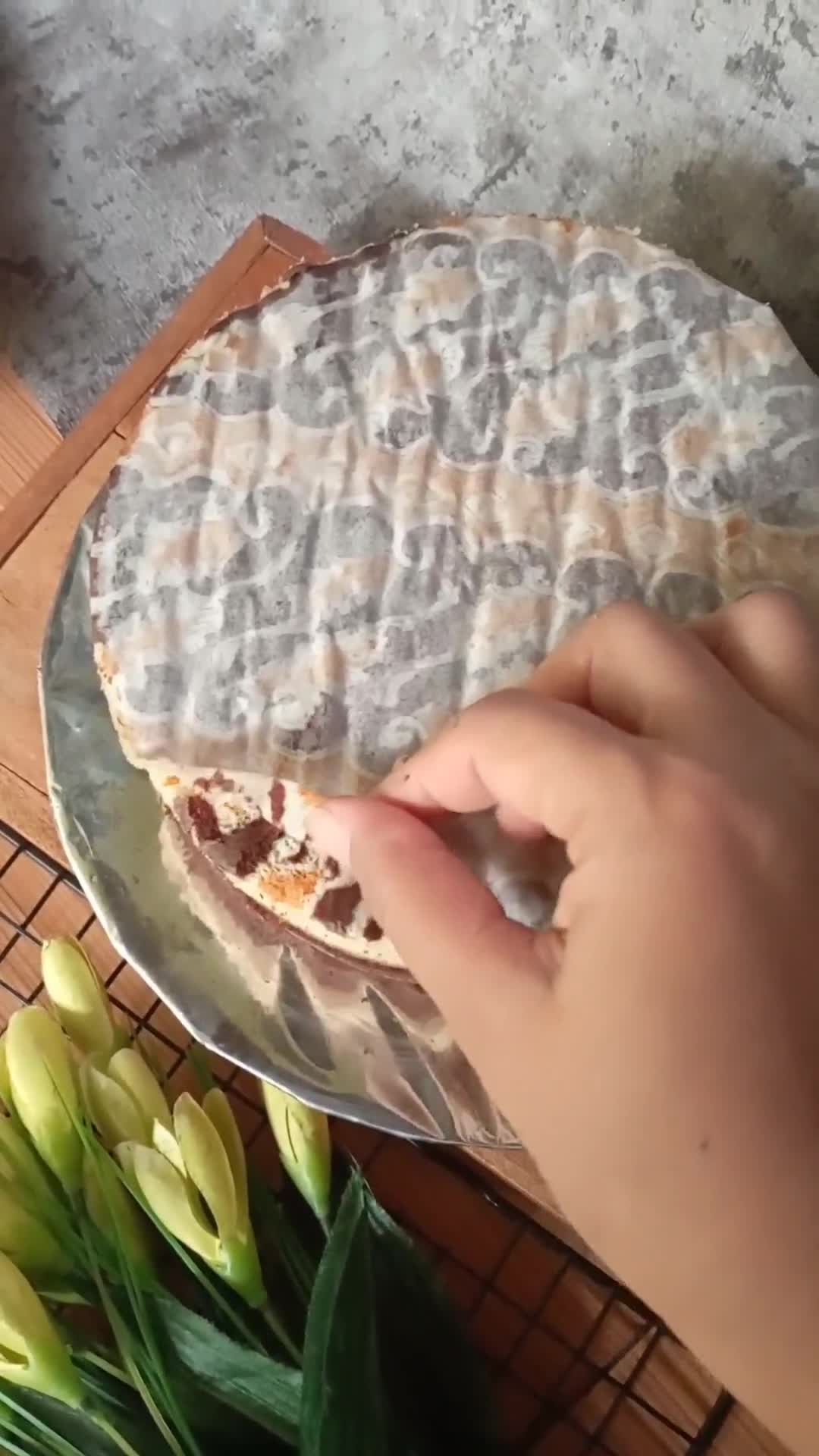 Foto langkah ke 5 dari resep Tiramisu Batik Cake.