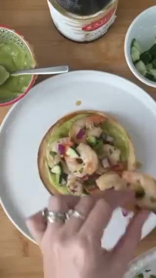 Foto del paso 3 de la receta: Tostada de ceviche de camarones