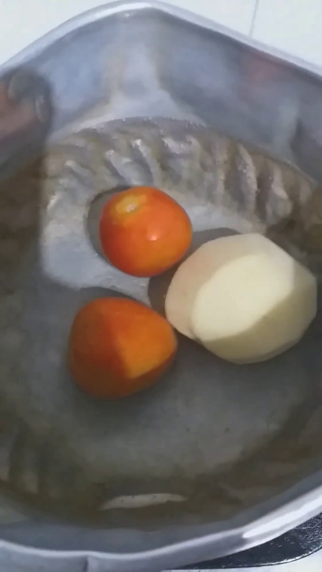 Foto langkah ke 1 dari resep Snack MPASI Tinggi Kalori - Kentang Tomat Kukus.