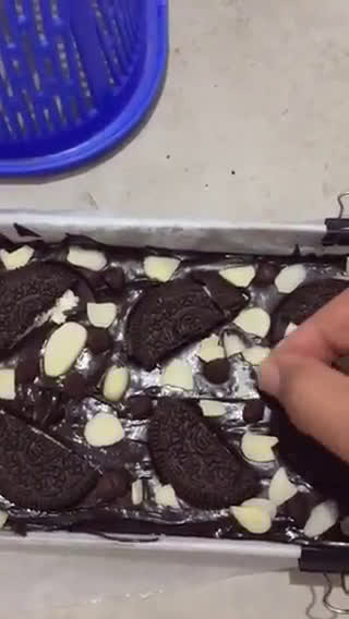 Foto langkah ke 4 dari resep Brownies Oreo.
