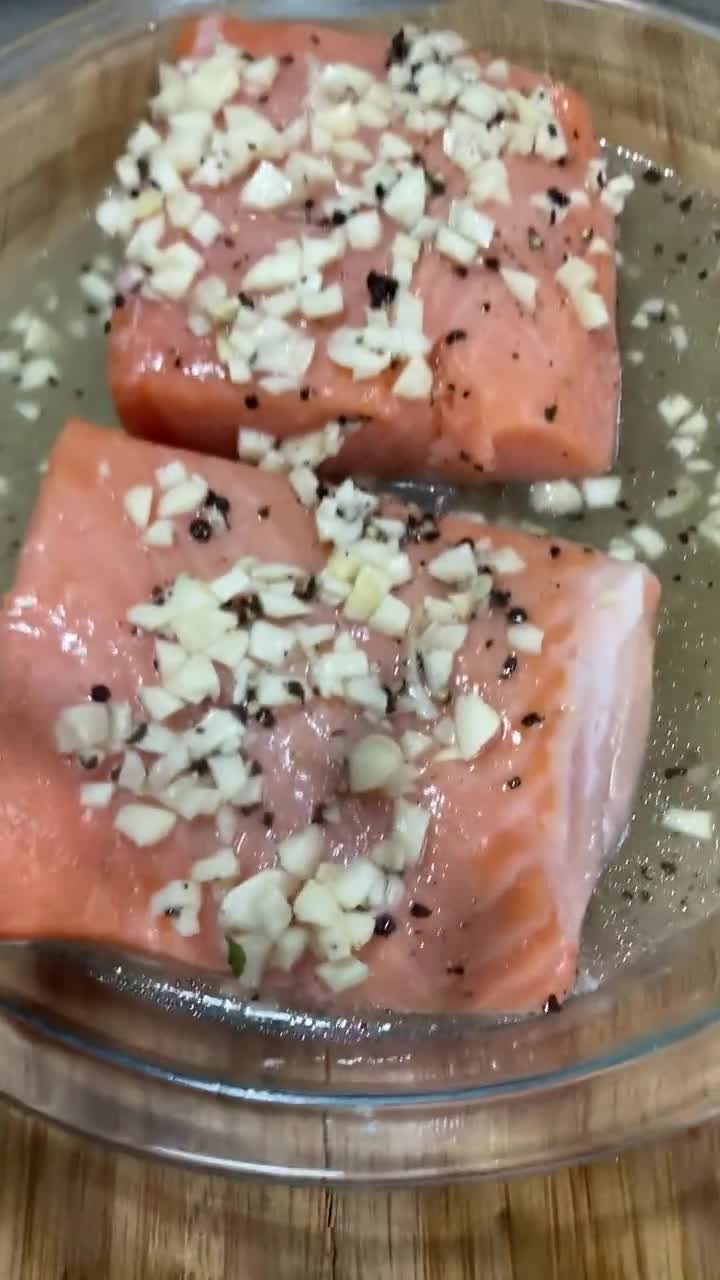 Foto del paso 3 de la receta: Sabor a mi: Salmón 🍣 con ajo