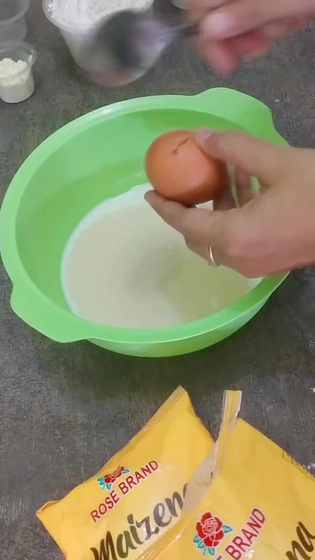 Foto langkah ke 4 dari resep Bomboloni Isi Vla Coklat Homemade.