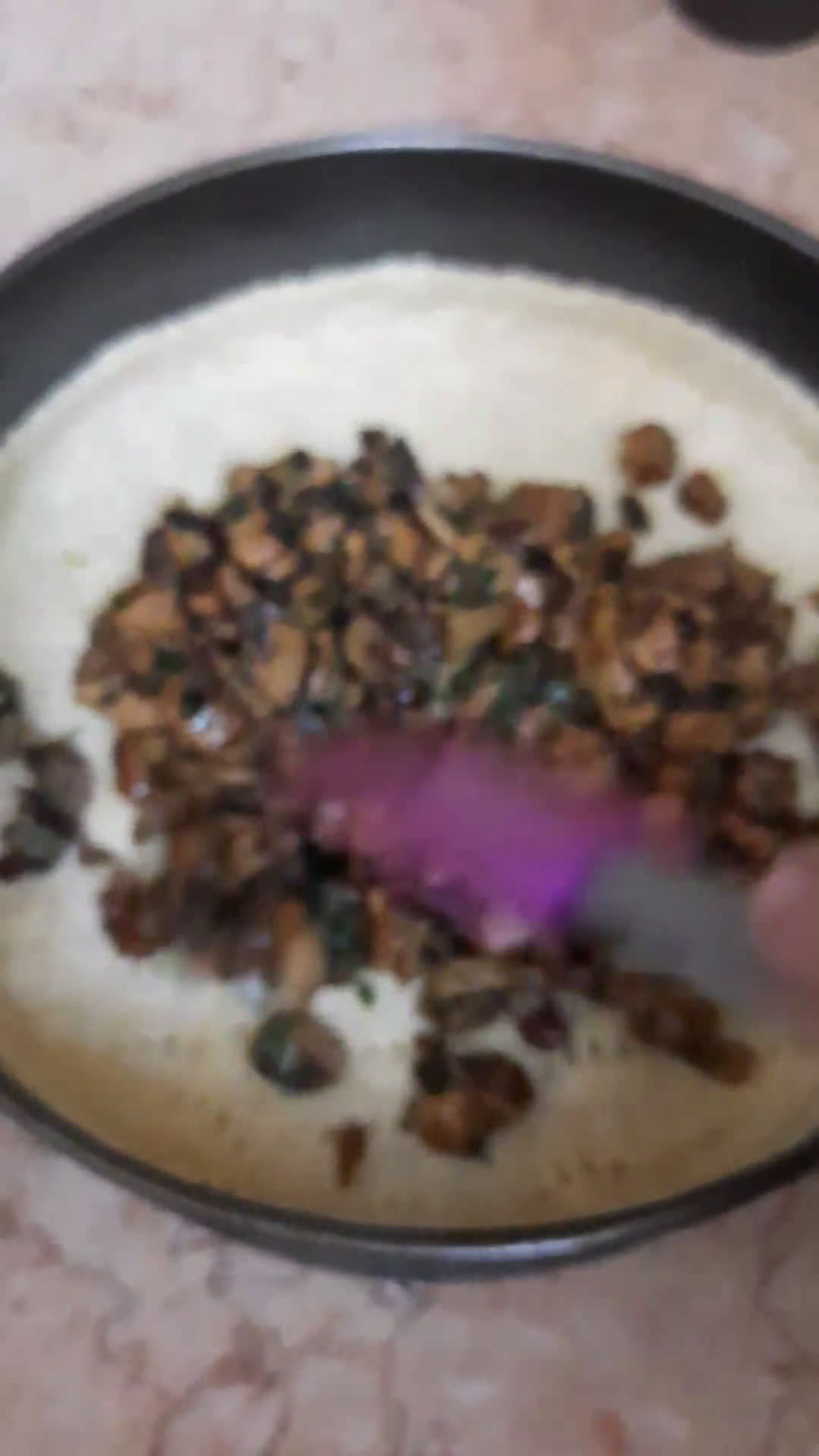 صورة لخطوة 7 من وصفة الكيش بحشوة الدجاج والفطر 🥧🍄
