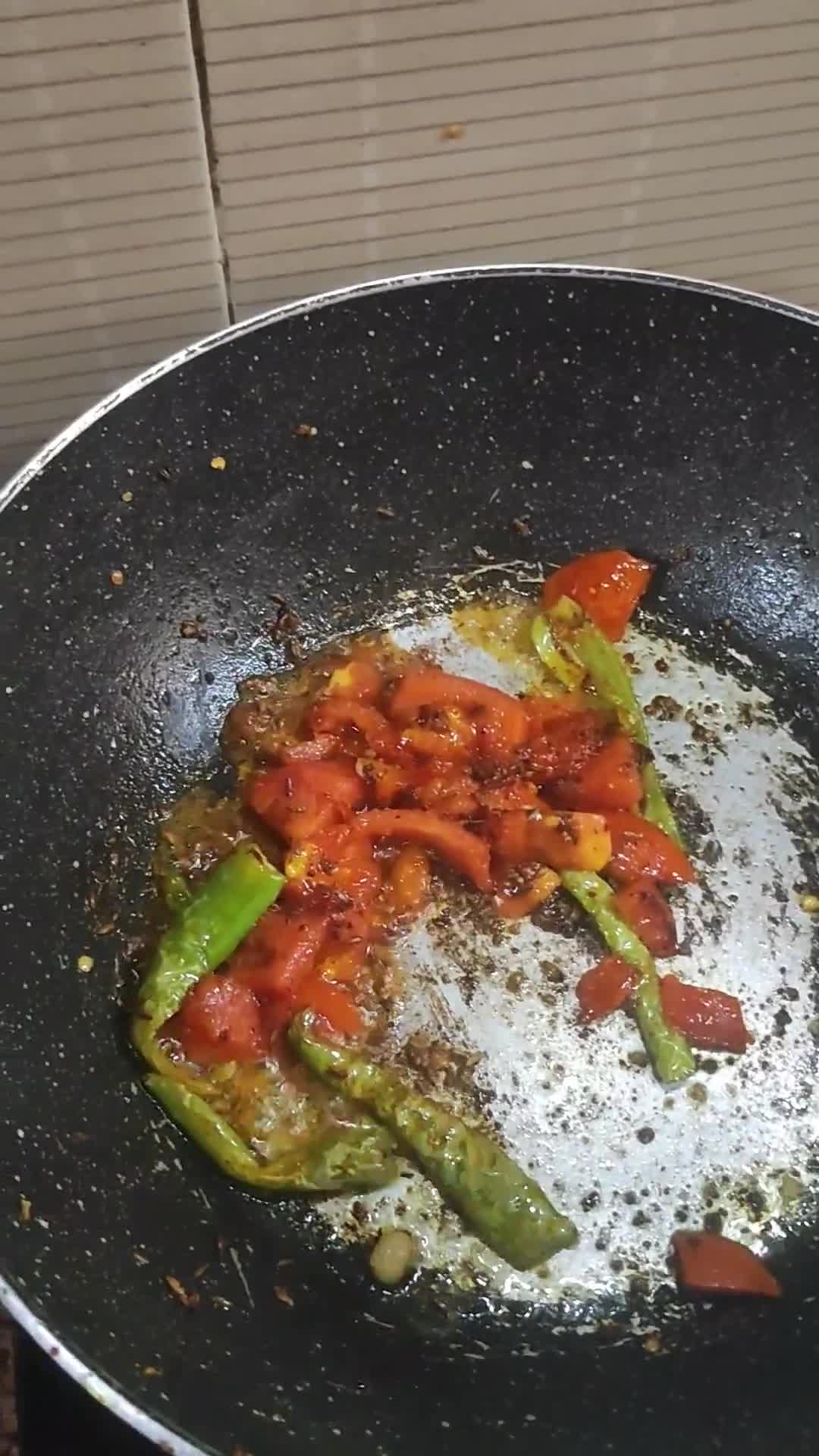 आलू शिमला मिर्च ग्रेवी(दही वाली) (Aloo Shimla Mirch in Dahi Gravy) रेसिपी चरण 4 फोटो