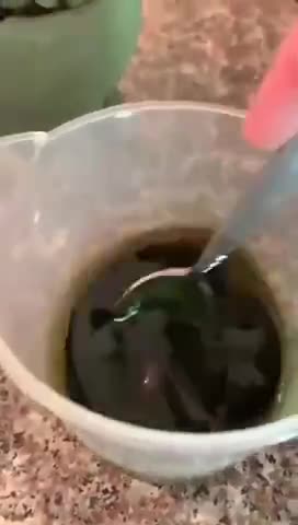 صورة لخطوة 2 من وصفة سلطة الفراولة بالسبانخ 🍓🌿
