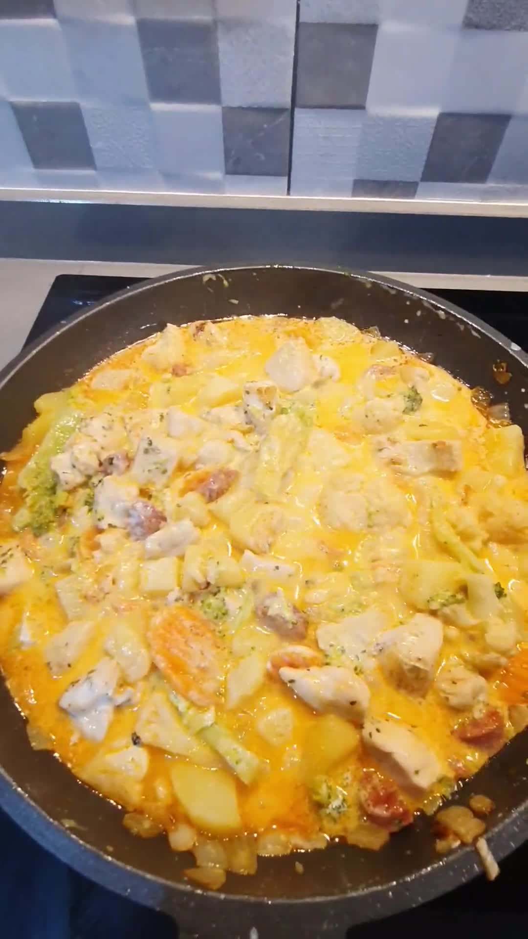Foto del paso 2 de la receta: Patatas al horno con chorizo patatero y pollo