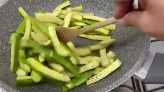 Foto del passaggio 2 della ricetta Zucchine in agrodolce