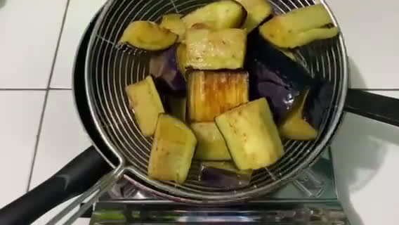 Foto langkah ke 2 dari resep 51. Terong Balado.