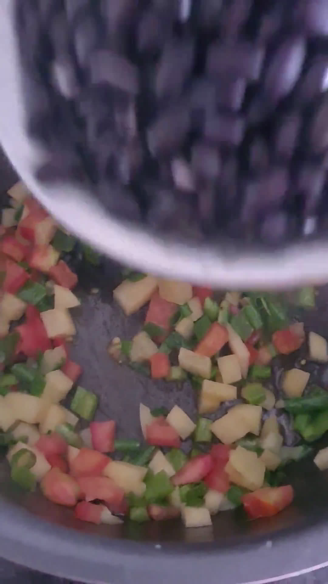 Foto del paso 2 de la receta: Frijoles negros con arroz integral y ensalada