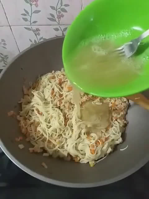 Foto langkah ke 4 dari resep 644.Miesoa Sosis Goreng (PuTel).