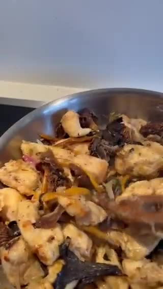 Foto del paso 6 de la receta: Pollo con colmenillas y setas silvestres para buffet navideño