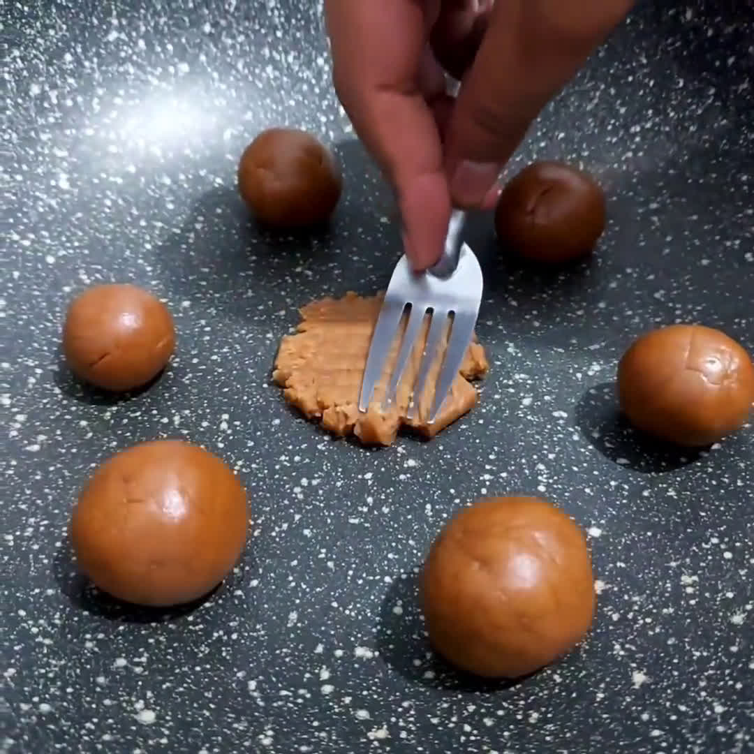 Foto langkah ke 4 dari resep Simple Cookies (Teflon).