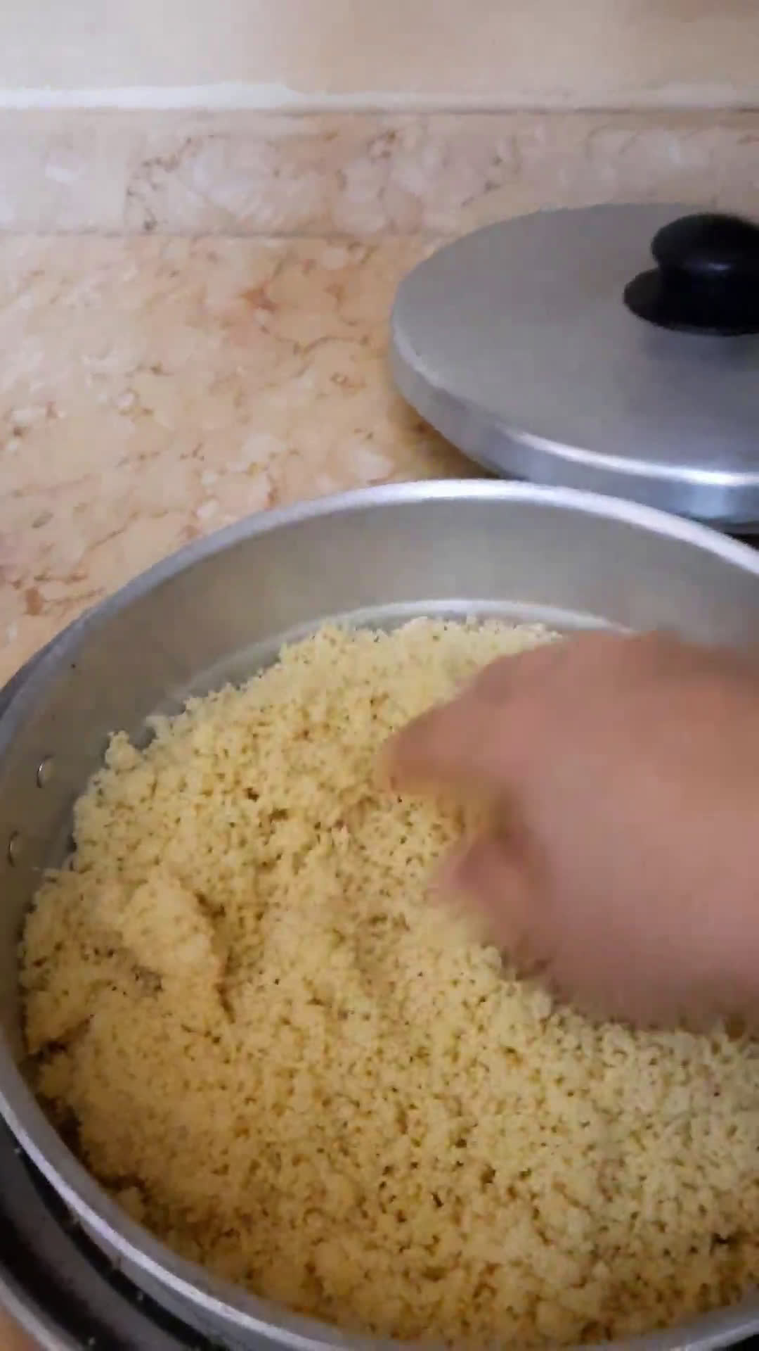 صورة لخطوة 4 من وصفة الكسكس المغربي بالدجاج و الخضار بطريقتي ولا اروع 😋🍗🥔🥕🌶