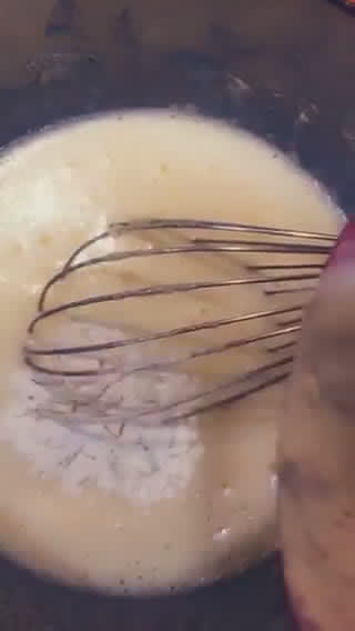 صورة لخطوة 3 من وصفة بسبوسة سهلة ولذيذة 😋🥧