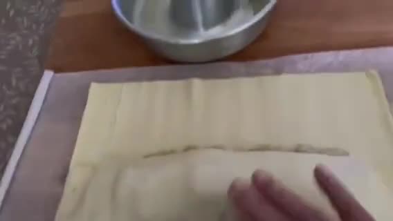 Foto del passaggio 3 della ricetta Ciambella di sfoglia sfiziosa farcita con tonno patate e cavolfiore