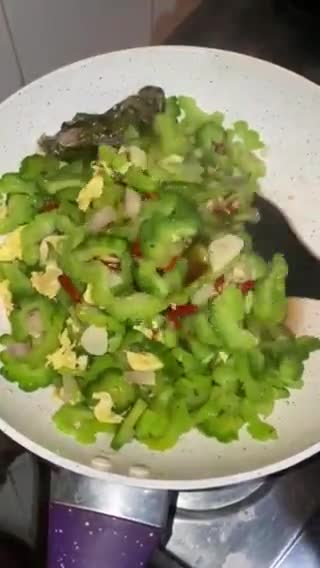 Foto langkah ke 4 dari resep Tumis Pare Telur Teri.