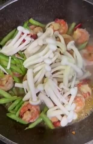Gambar langkah 5 resipi Kacang Buncis Tumis Udang & Cendawan Shimeji.