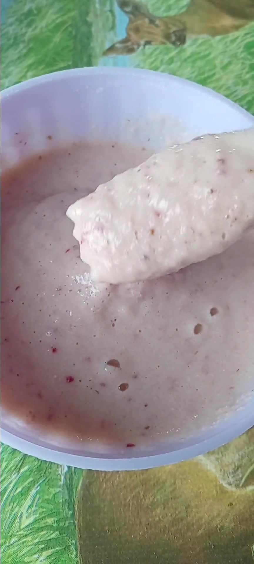 Foto del paso 2 de la receta: Pancakes de frutilla y yogurt sin tacc🥞