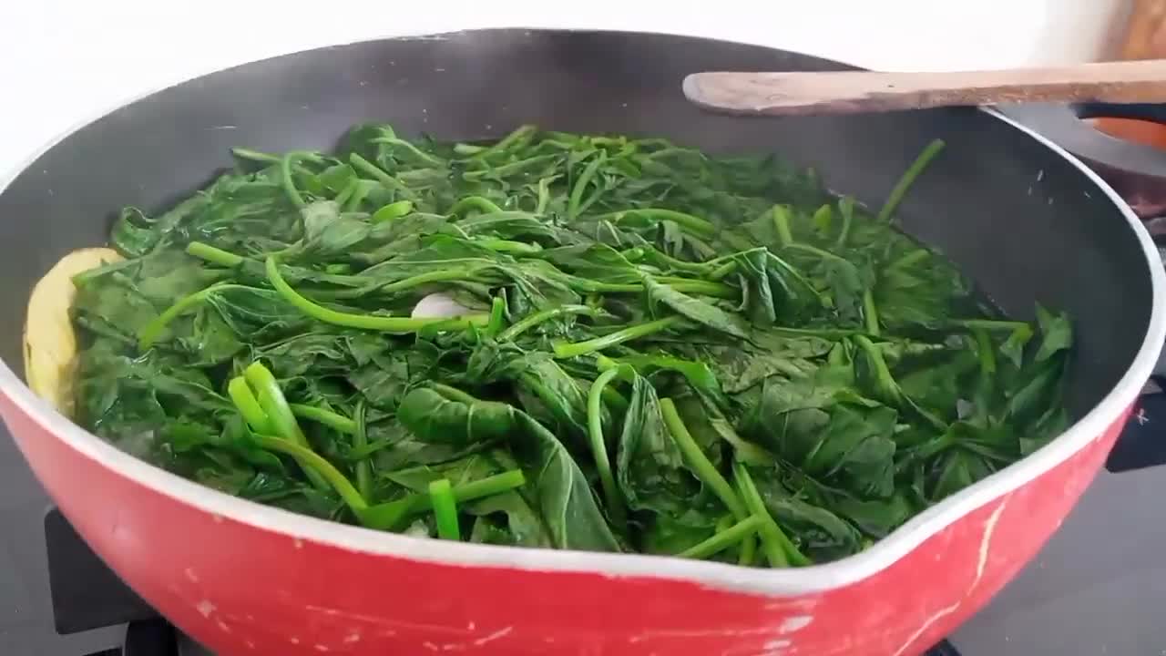 Foto langkah ke 1 dari resep Bening daun ubi jalar.