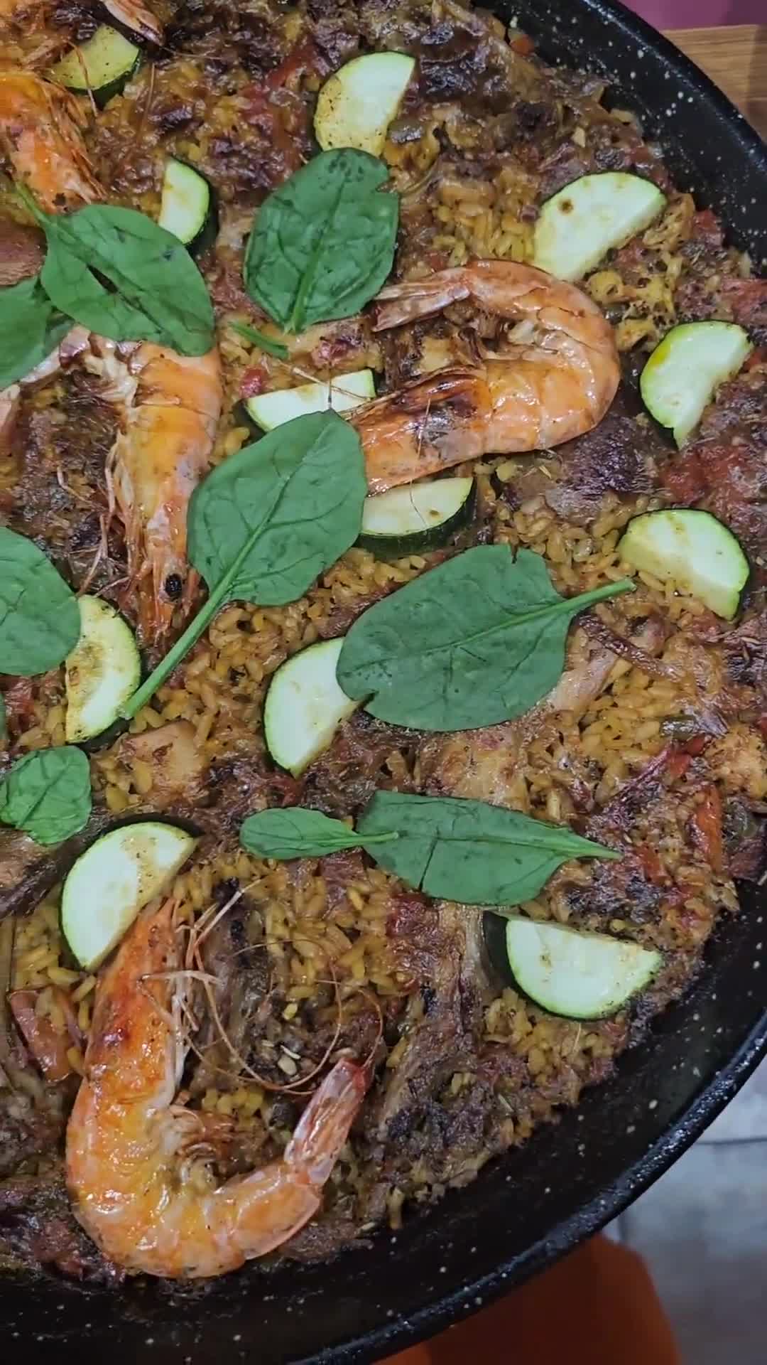 Foto del paso 8 de la receta: Arroz con conejo, sepia, langostinos, calabacín y espinacas