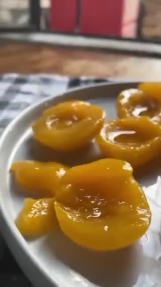Foto del paso 1 de la receta: Postre de duraznos con crema y galletitas