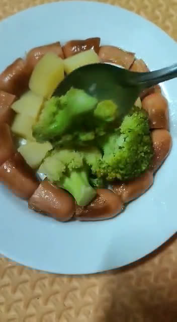 Foto langkah ke 2 dari resep Salad Brokoli Kentang Sosis.