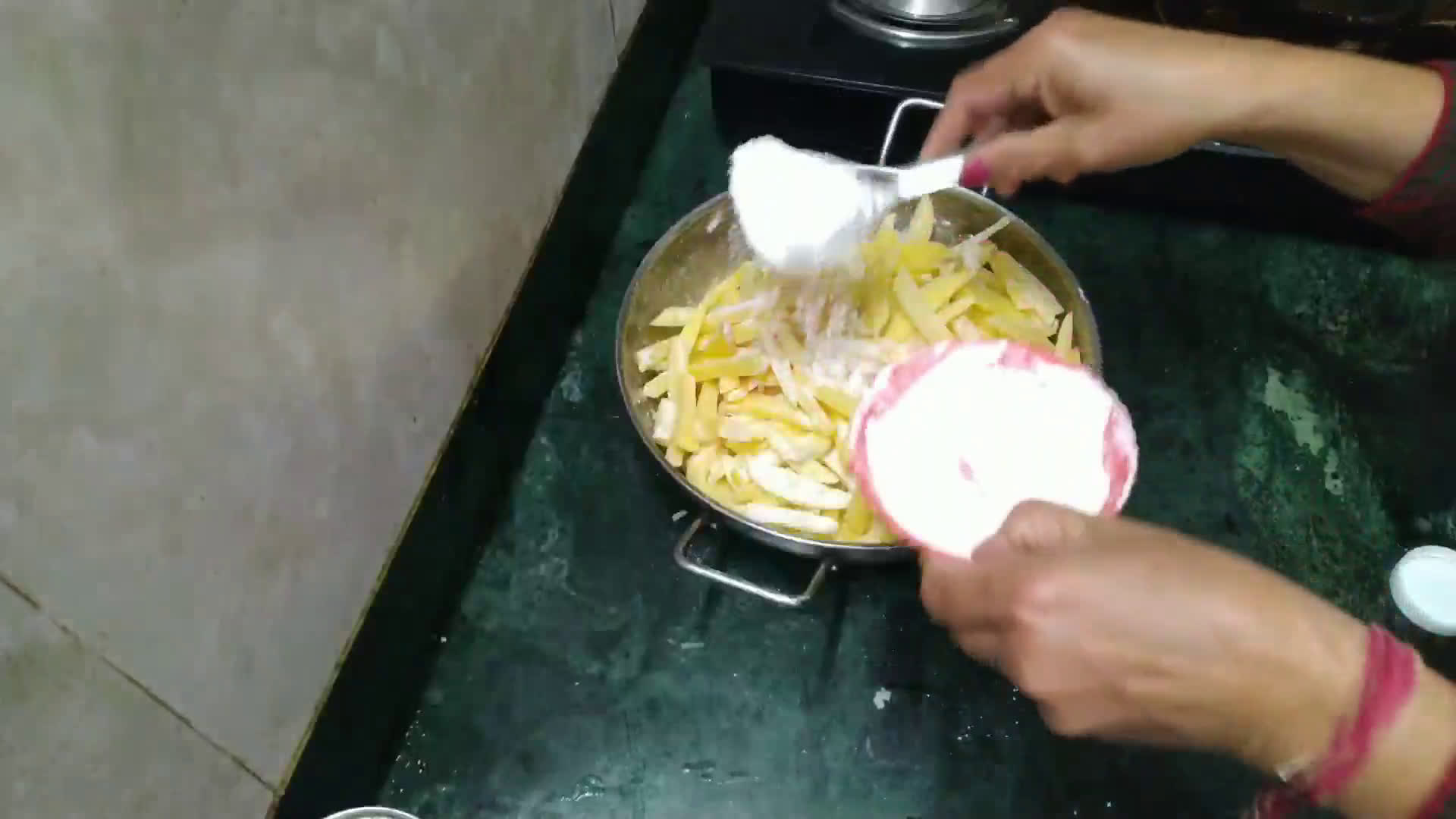 हनी चिल्ली पोटैटो (honey chilli potato recipe in Hindi) रेसिपी चरण 1 फोटो